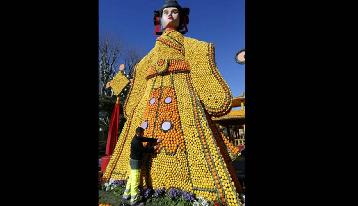 Sejumlah orang bekerja membangun patung yang terbuat dari jeruk dan lemon menjelang festival Lemon di Menton, sebuah kota kecil di Perancis, Rabu (12/2/2015). (AFP PHOTO/Valery Hache)