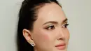Dipulas complexion dewy dengan blush soft pink yang bikin wajah Shandy Aulia nampak cerah merona. Kontur dan highlight di bagian hidung membuat wajah Shandy Aulia lebih berdimensi [@kunsoomakeupartist]