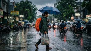 9 Tips Menjaga Tas Tetap Kering Saat Hujan Deras, Mudah Dilakukan