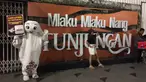 Kurang dari sebulan dimulainya Piala Dunia 2022 Qatar, EMTEK selaku official broadcaster hajatan akbar tersebut terus menggemakan gaungnya, salah satunya dengan mengajak La'eeb sang maskot Piala Dunia 2022 Qatar untuk berkeliling Indonesia. Saat ini La'eeb tengah mengunjungi Surabaya sebagai salah satu kota besar yang disinggahi. Dari total tiga hari, berikut keseruan Laeeb menyapa warga Surabaya di dua hari terakhir, 22 dan 23 Oktober 2022 dengan mengunjungi Royal Plaza Surabaya, Taman Bungkul dan Car Free Day (CFD) Darmo Surabaya. (Procomm Surya Citra Media)