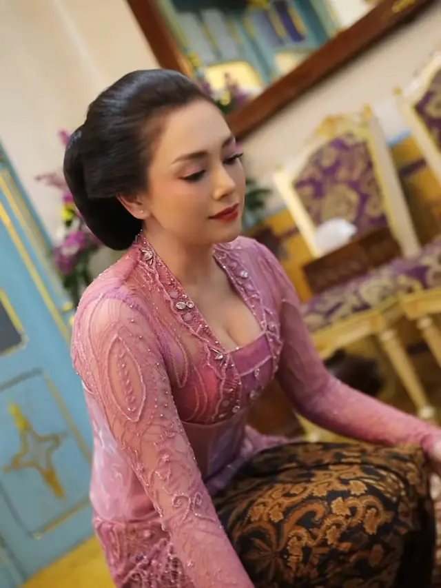 Celine Evangelista Gelar Keraton