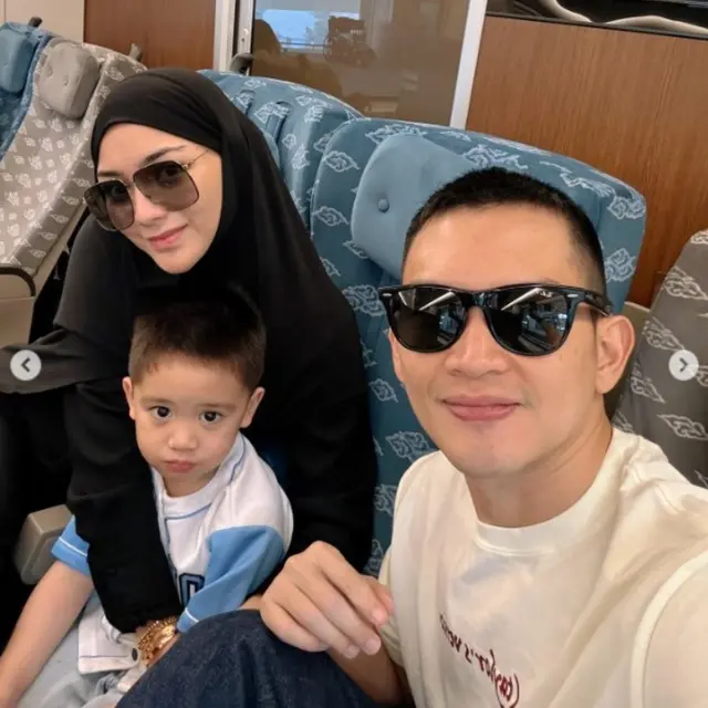 Citra Kirana dan Rezky Aditya Mudik Lebaran Naik Kereta Cepat Whoosh, Barang Bawaannya Jadi Sorotan.