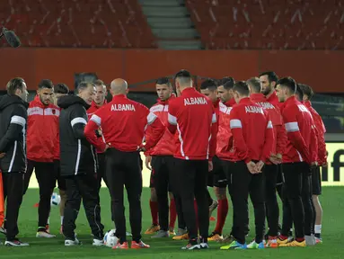 Pelatih Timnas Albania, Gianni De Biasi (tengah), memberikan instruksi kepada para pemainnya saat menjalani sesi latihan ringan di Stadion Ernst Happel, Wina, Austria, Jumat (25/3/2016). (Bola.com/Reza Khomaini)