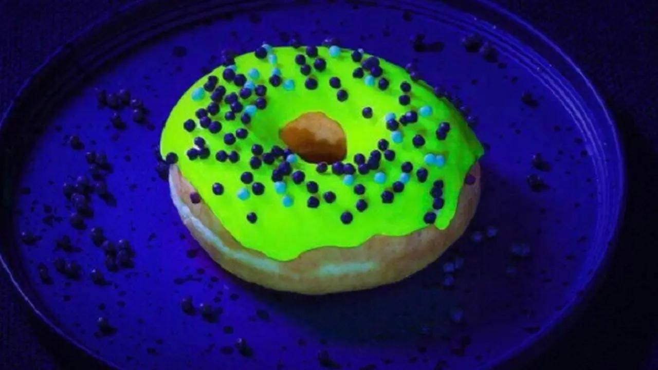 Sensasi Makan Glownuts, Donat yang Bisa Menyala dalam Gelap