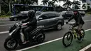 Pesepeda melintasi Jalan Jenderal Sudirman, Jakarta, Senin (18/1/2021). Selain pengetatan PSBB, peningkatan volume lalu lintas pesepeda di Ibu Kota terjadi seiring Penerapan Pembatasan Kegiatan Masyarakat (PPKM) Jawa-Bali. (merdeka.com/Iqbal S. Nugroho)