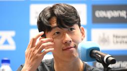 Setelah 10 tahun membela Spurs, Son Heung Min memutuskan untuk pergi saat kontraknya masih tersisa satu tahun. (Photo by Jung Yeon-je / AFP)