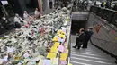 Biksu Buddha Korea Selatan (kiri) berdoa pada peringatan darurat untuk para korban akibat kerumunan massa dalam tragedi Halloween yang mematikan, di luar stasiun kereta bawah tanah di distrik Itaewon di Seoul, Kamis (3/11/2022). Hingga kini, pihak berwenang belum bisa menyimpulkan penyebab tragedi paling mematikan sejak 2014 lalu itu dan masih melakukan penyelidikan. (Jung Yeon-je / AFP)