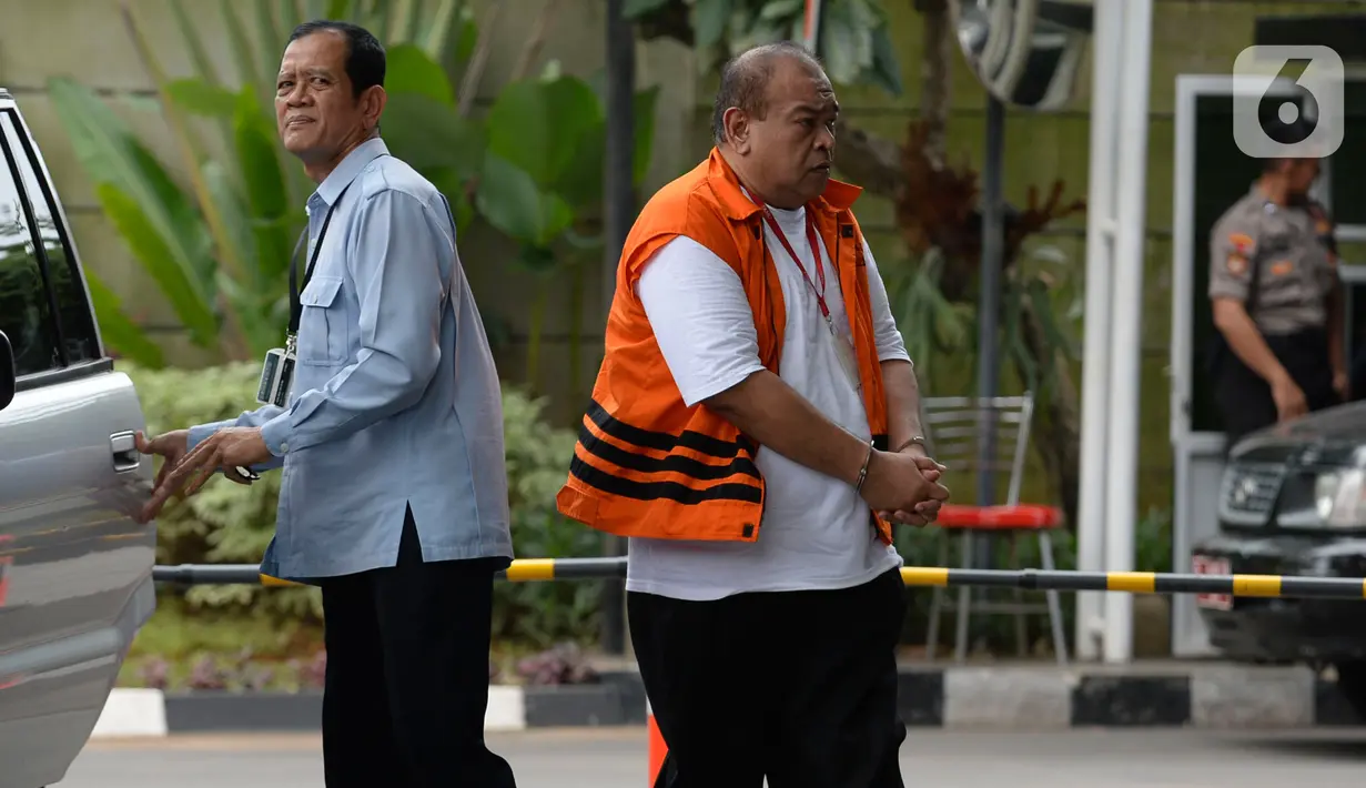 Pemilik Grup Dempo Muhammad Yamin Kahar tiba untuk menjalani pemeriksaan di Gedung KPK, Jakarta, Kamis (13/2/2020). Yamin diperiksa sebagai tersangka dalam kasus dugaan suap proyek pembangunan infrastruktur Jembatan Ambayan dan Masjid Agung di Solok Selatan, Sumatera Barat. (merdeka.com/Dwi Narwoko)