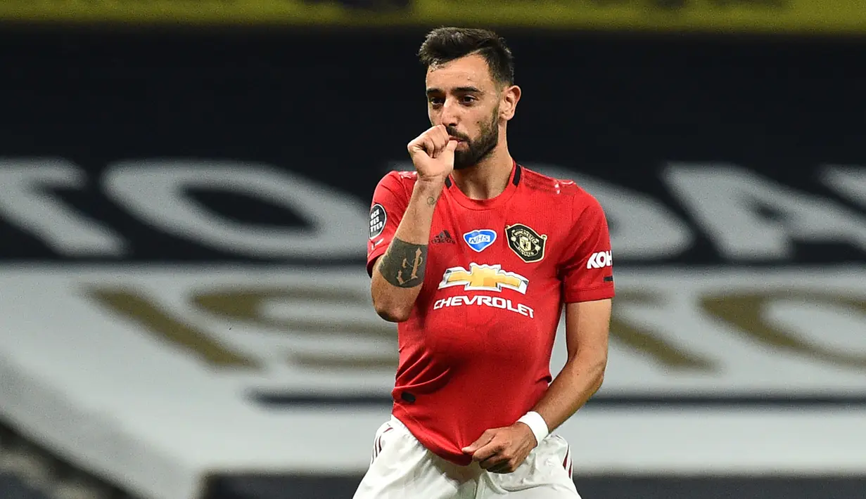 Gelandang Manchester United, Bruno Fernandes, merayakan gol yang dicetaknya ke gawang Tottenham Hotspor pada laga lanjutan Premier League 2019/20 di Tottenham Hotspur Stadium, Sabtu (20/6/2020) dini hari WIB. Manchester United bermain imbang 1-1 atas Tottenham. (AFP/Glyn Kirk/pool)