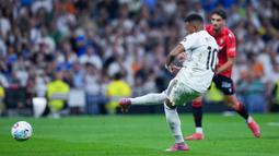 Pemain Real Madrid, Kylian Mbappe, melepaskan tendangan penalti saat melawan Osasuna pada laga pekan perdana La Liga di Stadion di Santiago Bernabeu, Rabu (20/8/2025) dini hari WIB. (AP Photo/Manu Fernandez)