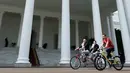 Presiden dan dua presenter, Desta dan Vincent terlihat santai keliling Istana Kepresidengan Bogor. "Bersepeda keliling istana.. 🚲🚲🏛," tulis desta80s. (Instagram/desta80s)