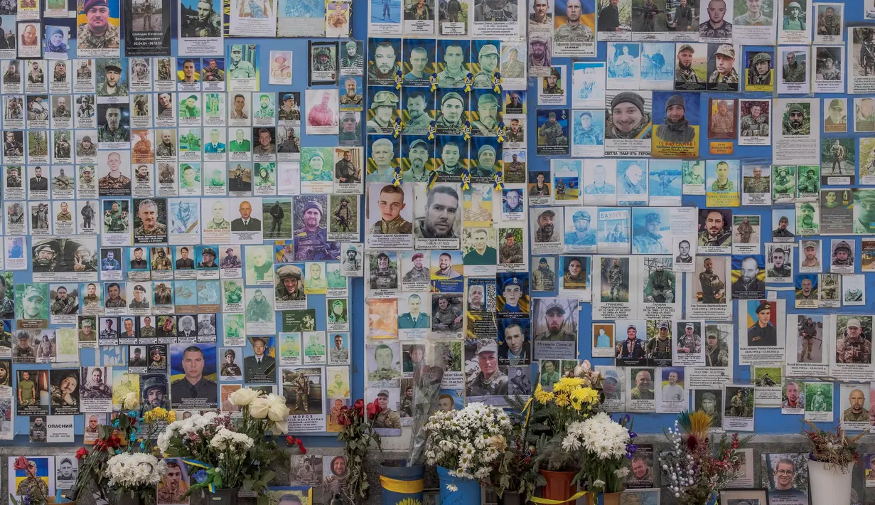 Foto yang diambil pada 23 Februari 2024 menunjukkan "Tembok Peringatan Korban Perang Ukraina", di pusat kota Kyiv. (Roman PILIPEY/AFP)