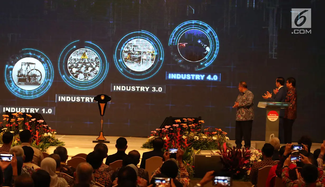 Presiden Joko Widodo (Jokowi) bersama Menteri Perindustrian Airlangga Hartarto (kanan) meluncurkan peta jalan dan strategi Indonesia untuk menerapkan revolusi industri jilid 4 di Jakarta Convention Center, Rabu (5/4). (Liputan6.com/Angga Yuniar)