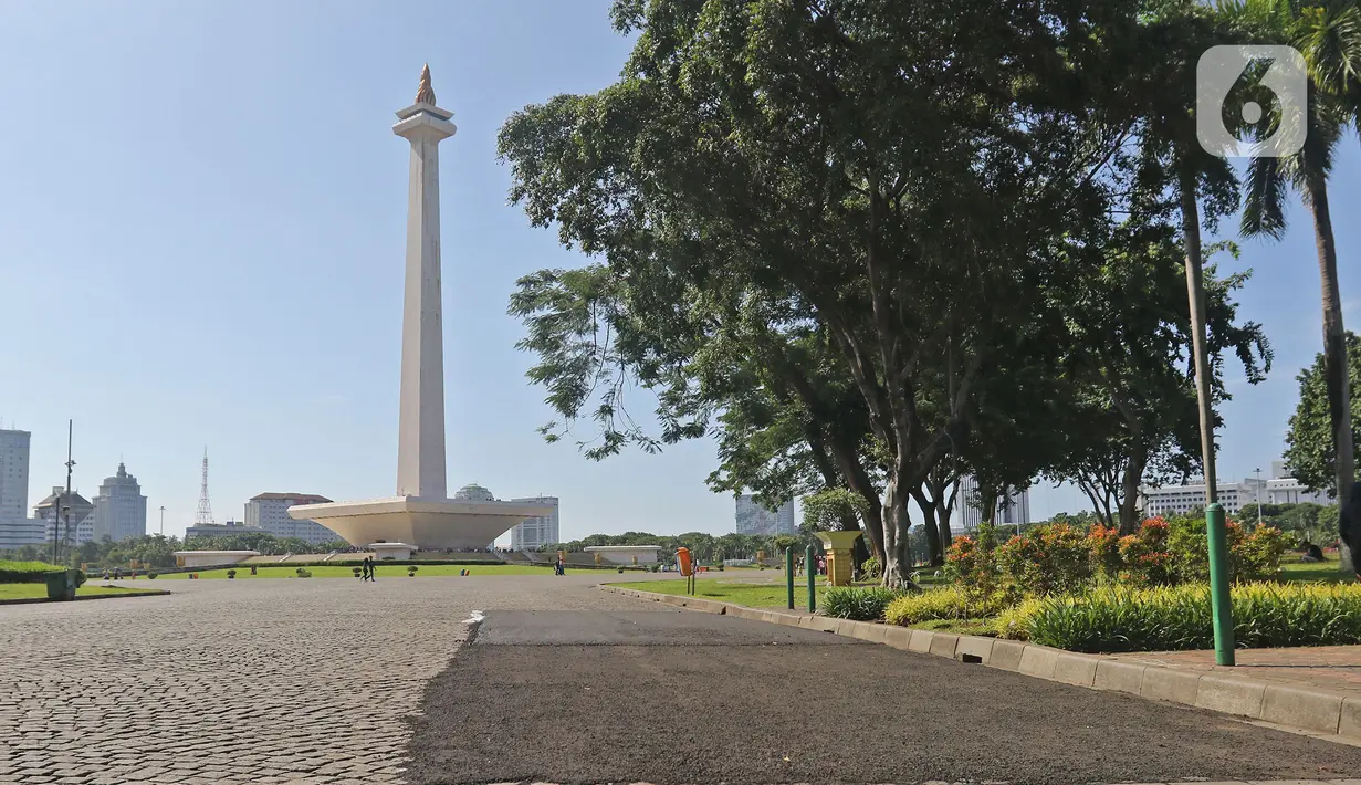 Contoh aspal lintasan Formula E terlihat di kawasan Monas, Jakarta, Minggu (23/2/2020). Aspal untuk sirkuit Formula E di uji coba di Monas, lokasi pengaspalan itu berada di Monas bagian timur. Pengaspalan dilakukan dengan dua metode, sandsheet dan geotextile. (Liputan6.com/Herman Zakharia)