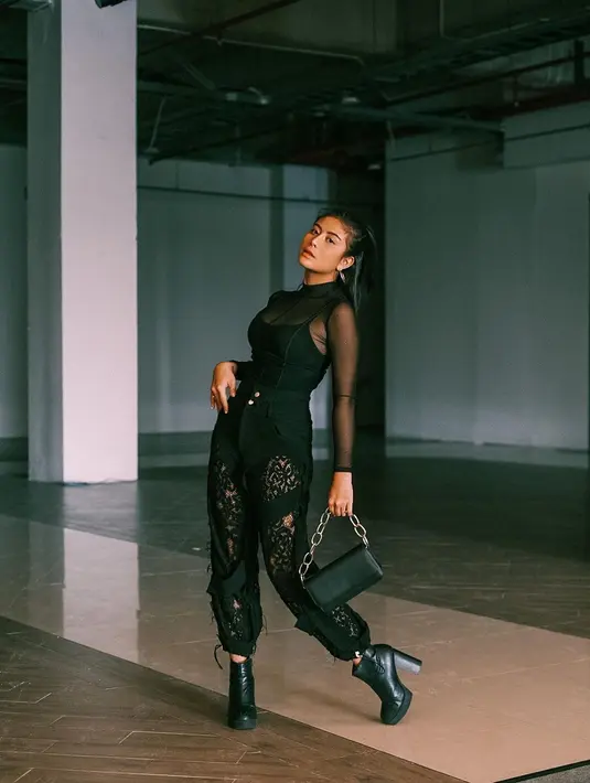 Gaya edgy dengan platform boots dan outfit see-throgh (Foto: Instagram @awkarin)