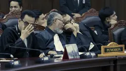 Pengacara pemohon Bambang Widjojanto dan Refly Harun, didampingi Denny Indrayana, menyimak pembacaan putusan perkara Perselisihan Hasil Pemilihan Umum (PHPU) di Ruang Sidang 1 Gedung Mahkamah Konstitusi (MK), Jakarta Pusat, Selasa (6/10/2026). (KLY/Budy Santoso)