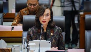 Menteri Pariwisata (Menpar) Widiyanti Putri Wardhana menghadiri rapat kerja Kementerian Pariwisata dengan Komisi VII DPR RI tentang dampak konflik Timur Tengah pada sektor pariwisata Indonesia. (dok. Biro Komunikasi Publik Kemenpar)