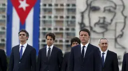 PM Italia Matteo Renzi (depan) berdiri di depan sebuah gambar pahlawan Revolusi Ernesto "Che" Guevara dalam upacara peletakan karangan bunga di monumen Jose Marti di Havana, Kuba, Rabu (28/10). (REUTERS/Enrique de la Osa)