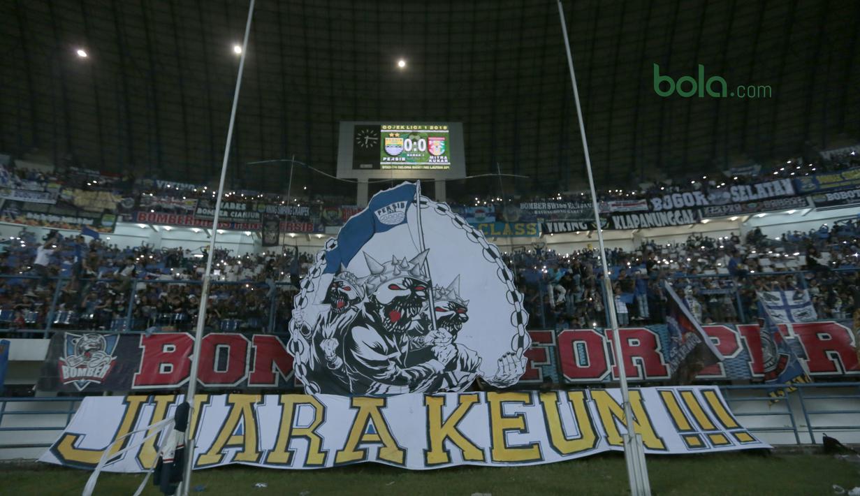 Salah satu koreografi unik dari Bobotoh saat mendukung Persib Bandung melawan Mitra Kukar pada laga Liga 1 Indonesia 2018 di Stadion GBLA, Bandung, Jawa Barat, Minggu (8/4/2018). Persib Bandung menang 2-0. (Bola.com/Nick Hanoatubun)