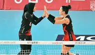 Pemain voli Daejeon JungKwanJang Red Sparks, Megawati Hangestri (8) mendapatkan selamat dari Giovanna Milana (kanan), setelah memberikan poin bagi timnya dalam pertandingan melawan IBK Altos, Selasa (17/10/2023). Megawati menjadi sorotan karena mencatatkan sejarah sebagai pemain voli asing berhijab pertama di Korea Selatan. (Dok. Daejeon JungKwanJang Red Sparks)