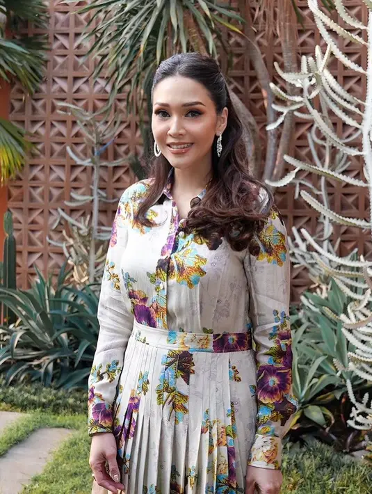 Maia Estianty seolah menolak tua dengan penampilannya yang selalu cantik dan elegan. Tak terlihat seperti usia 47 tahun, pesona Maia Estianty sukses bikin banyak orang berdecak kagum [@maiaestiantyreal]