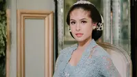 Maudy Ayunda berkebaya di rangkaian acara pernikahannya dengan&nbsp;Jesse Choi. (dok. Instagram @maudyayunda/https://www.instagram.com/p/Cd5itu9F9mc/)