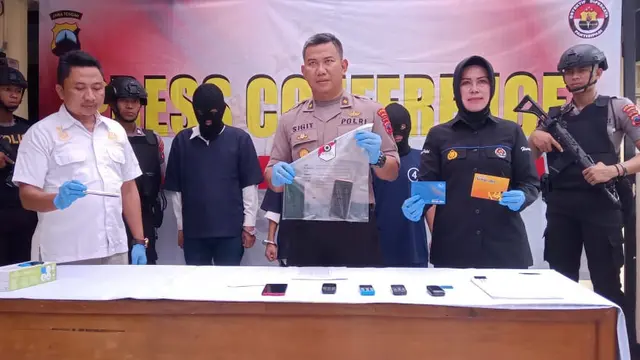 Tersangka pelaku penipuan dan penyebar konten asusila dijerat Pasal 378 KUHP tentang Penipuan dan Pasal 45 ayat (1) jo Pasal 27 ayat (1) UU Nomor 11 Tahun 2016 Tentang ITE, ancaman hukuman 4 tahun dan 6 tahun penjara. (Galoeh Widura/Liputan6.com)
