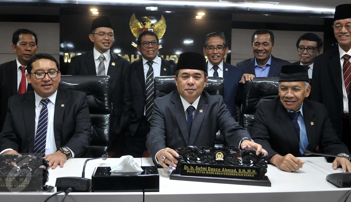 Ketua DPR Ade Komarudin (tengah) saat peresmian ruang sidang Mahkamah Kehormatan Dewan, Jakarta, Kamis (28/7). Ketua DPR berpendapat agar Penggunaan tempat sidang baru ini adalah dalam rangka untuk meningkatkan kinerja DPR RI. (Liputan6.com/Johan Tallo)