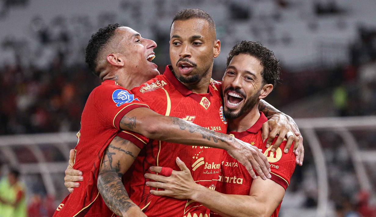 Pemain Persija, Gustavo Almeida dos Santos (tengah) dan Jean Mota Oliveira de Sousa (kanan) merayakan gol kemenangan atas Persis Solo pada pertandingan pekan ke-30 BRI Super League 2025/2026 di Stadion Utama Gelora Bung Karno (SUGBK), Jakarta, Senin 27 April 2026 malam WIB. (Bola.com/Abdul Aziz)
