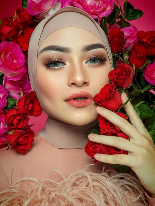 <p>Potret terbaru Nathalie Holscher menampilkan dirinya yang sangat cantik. Dalam makeup bold bernuansa hangat dengan warna oranye dan cokelat muda yang sangat pas untuk tone kulitnya, Nathalie berpose cantik di antara dekorasi bunga mawar mewah yang menambah kesan dramatis pada penampilannya. Foto: Instagram.</p>