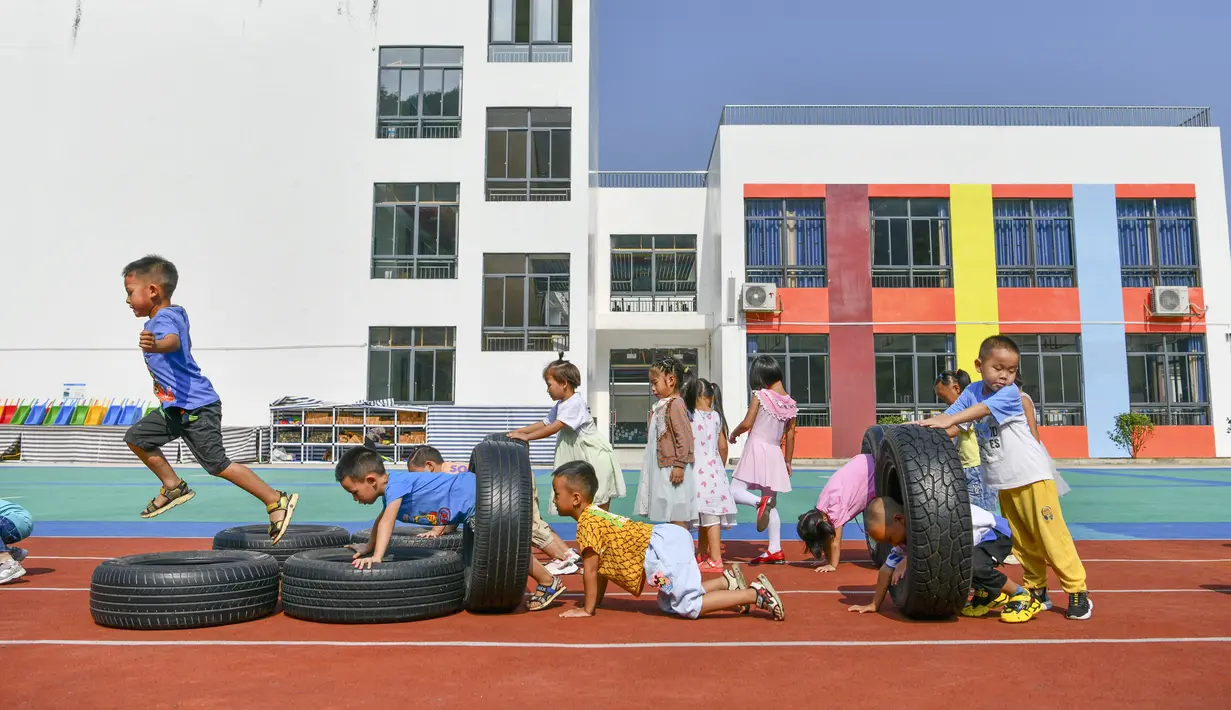 Anak-anak bermain di taman kanak-kanak lokasi relokasi wilayah Sansui, Provinsi Guizhou, China, 31 Agustus 2020. Guizhou telah merelokasi 1,88 juta orang sebagai upaya pengentasan kemiskinan dalam periode Rencana Lima Tahunan ke-13 (2016-2020). (Xinhua/Yang Wenbin)