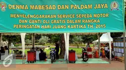 Beberapa kendaraan sepeda motor siap untuk di service di kawasan Lapangan Banteng, Jakarta, Jumat (11/12). Setiap harinya service motor terbatas 50unit/perhari, service geratis ini hanya bisa menservice kecil, ganti oli, dll. (Liputan6.com/Faisal R Syam)