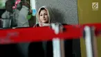 Istri terdakwa dugaan korupsi e-KTP Setya Novanto, Deisti Astriani Tagor saat di ruang tunggu Gedung KPK jelang menjalani pemeriksaan, Jakarta, Rabu (10/1). Sebelumnya pada Senin (20/11) lalu, Deisti juga telah diperiksa. (Liputan6.com/Helmi Fithriansyah)