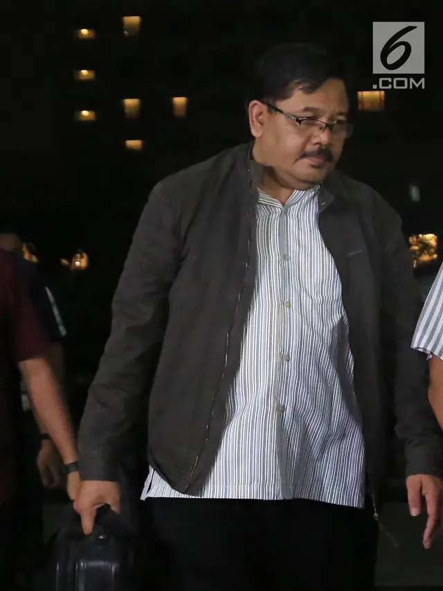 Terjaring OTT, Begini Ekspresi Kadis PUPR Tulungagung Saat Digiring ke KPK