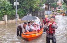 Banjir Pondok Karya: Warga Mampang Prapatan Pilih Naik Perahu Demi Pekerjaan