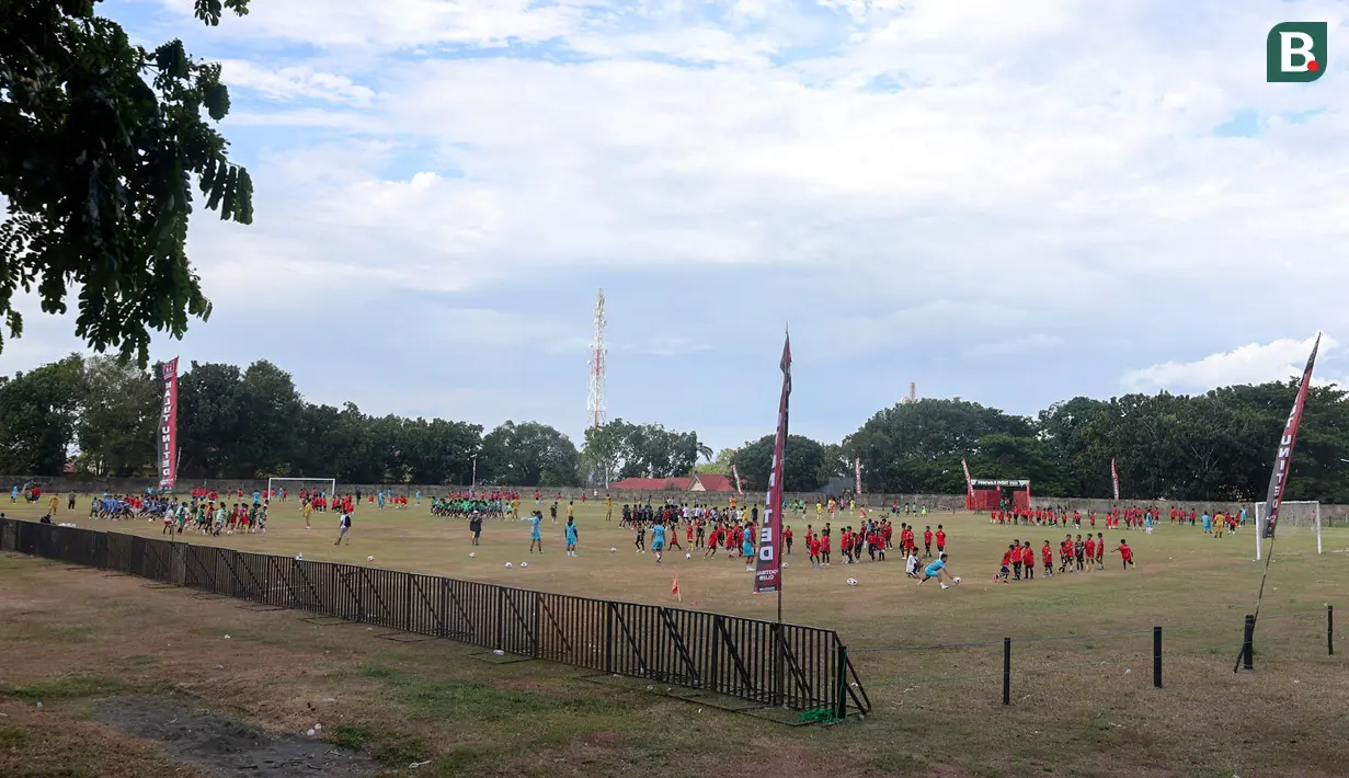 Ratusan anak mengikuti coaching clinic  yang digelar Malut United di Stadion Marimoi, Tidore, Selasa (15/8/2023) sore WIB. (Bola.com/Okie Prabhowo)