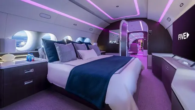 Airbus A220 yang disesuaikan oleh Five Hotels & Resorts memiliki kamar tidur ensuite dengan tempat tidur king.