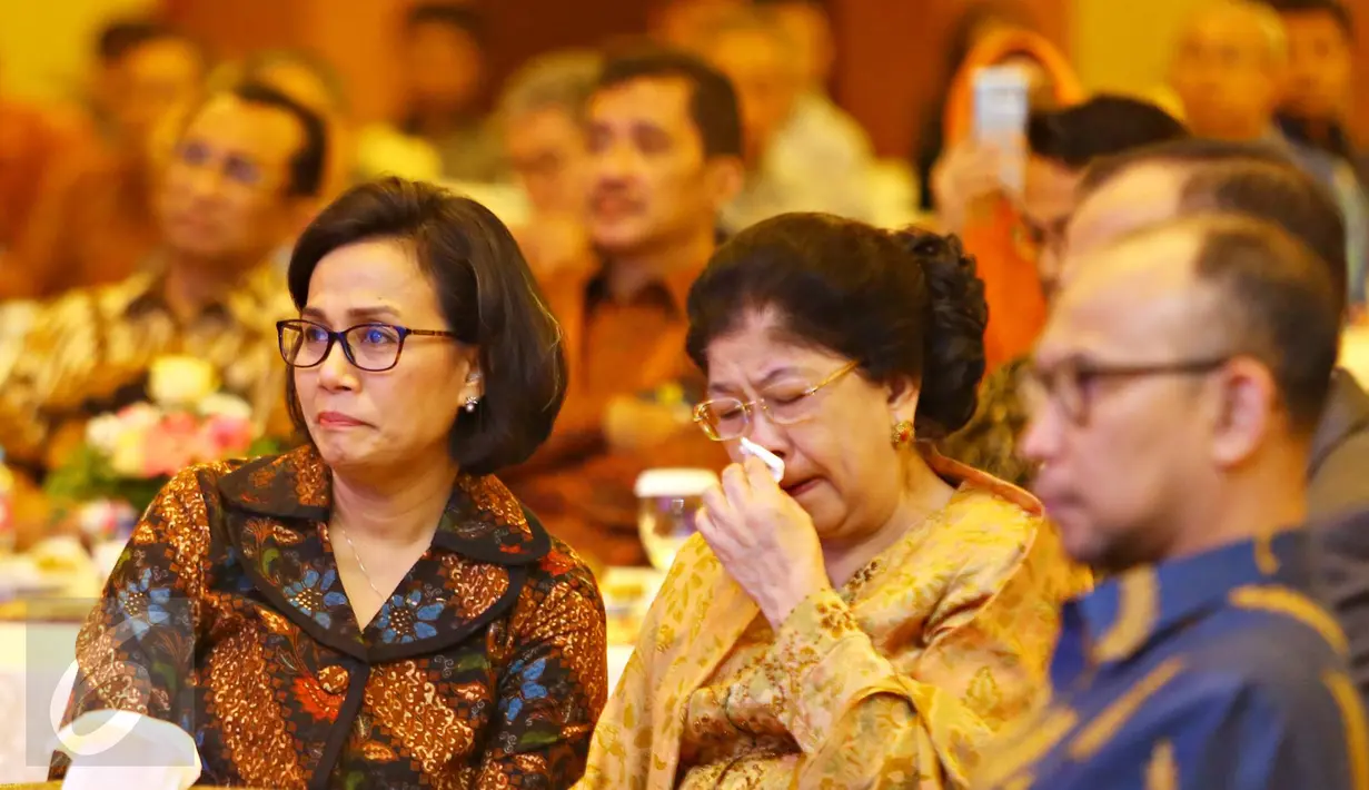 Menkeu Sri Mulyani Indrawati bersama istri mantan Menkeu Mar'ie Muhammad, Ayu Resmayati, hadir dalam acara penetapan nama Gedung Utama Kantor Pusat Direktorat Jenderal Pajak (DJP) di Jakarta, Kamis (19/1). (Liputan6.com/Immanuel Antonius)