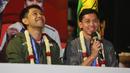 <p>Juara ganda putra All England 2024, Muhammad Rian Ardianto (kanan) didampingi pasangannya, Fajar Alfian berbicara saat acara penyambutan para juara All England 2024 di Terminal 3 Bandara Soekarno Hatta, Tangerang, Banten, Senin (18/3/2024) malam WIB. (Bola.com/M Iqbal Ichsan)</p>