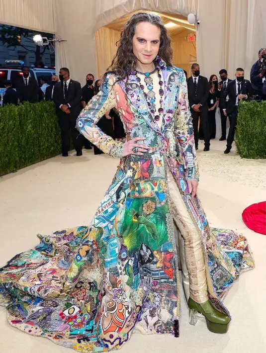 Produser teater Jordan Roth pun tak ingin ketinggalan tampil nyentrik dengan gaun menyapu lantai rancangan Michael Sylvan Robinson.  (Instagram/Jordan_roth).