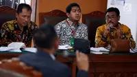 Tim kuasa hukum Setya Novanto memberikan pertanyaan pada saksi ahli dalam sidang lanjutan praperadilan di PN Jakarta Selatan, Senin (11/12). Sidang kali ini beragenda mendengarkan keterangan tiga saksi ahli dari pihak Novanto. (Liputan6.com/Johan Tallo)