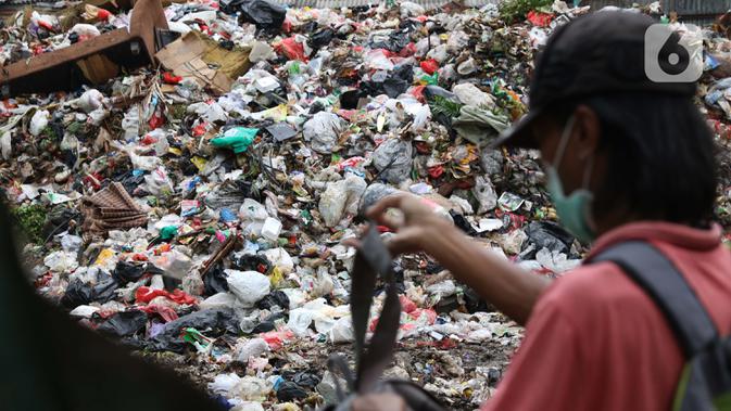Pemulung memilah sampah di Tempat Pembuangan Sementara Kalibata, Jakarta, Jumat (10/4/2020). Kadis Lingkungan Hidup DKI Jakarta, Andono Warih mengatakan terjadi penurunan tonase sampah rata-rata 620 ton per hari selama penerapan WFH akibat pandemi Covid-19. (Liputan6.com/Helmi Fithriansyah)