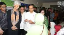 Presiden Joko Widodo dan Managing Director IMF Christine Lagarde berbincang dengan seorang pasien saat melihat fasilitas pelayanan Kartu Indonesia Sehat (KIS) di RSPP Jakarta, Senin (26/2). (Liputan6.com/Angga Yuniar)