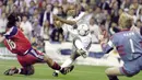 Nicolas Anelka tiba di Real Madrid pada usia 20 tahun. Los Blancos membelinya seharga 35 juta euro pada 1999 setelah tampil ciamik bersama Arsenal. (Photo by Christophe SIMON / AFP)