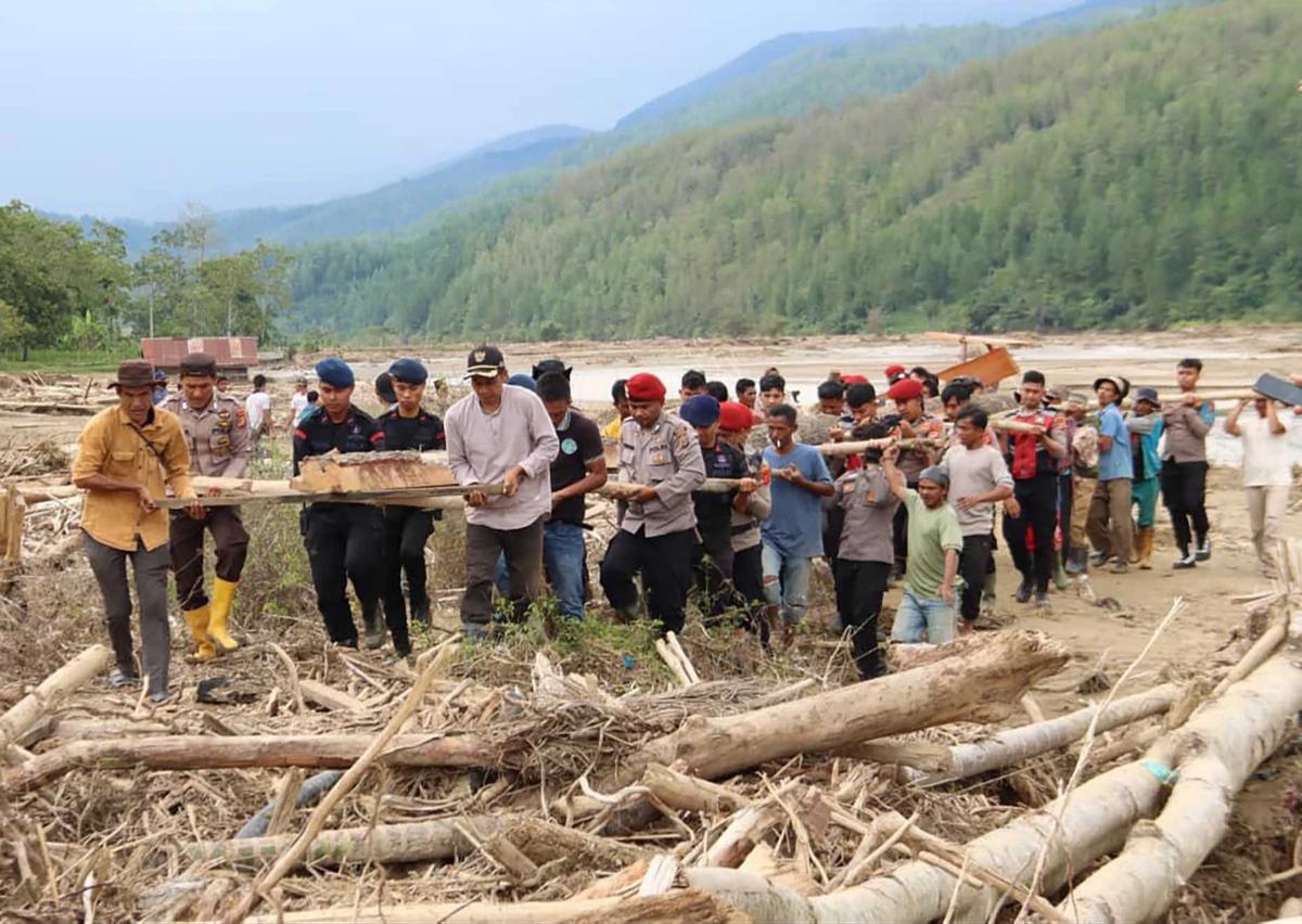 FOTO: Aparat Kepolisian dan Warga Bangun Jembatan Darurat Pasca Banjir Bandang di Rikit Gaib