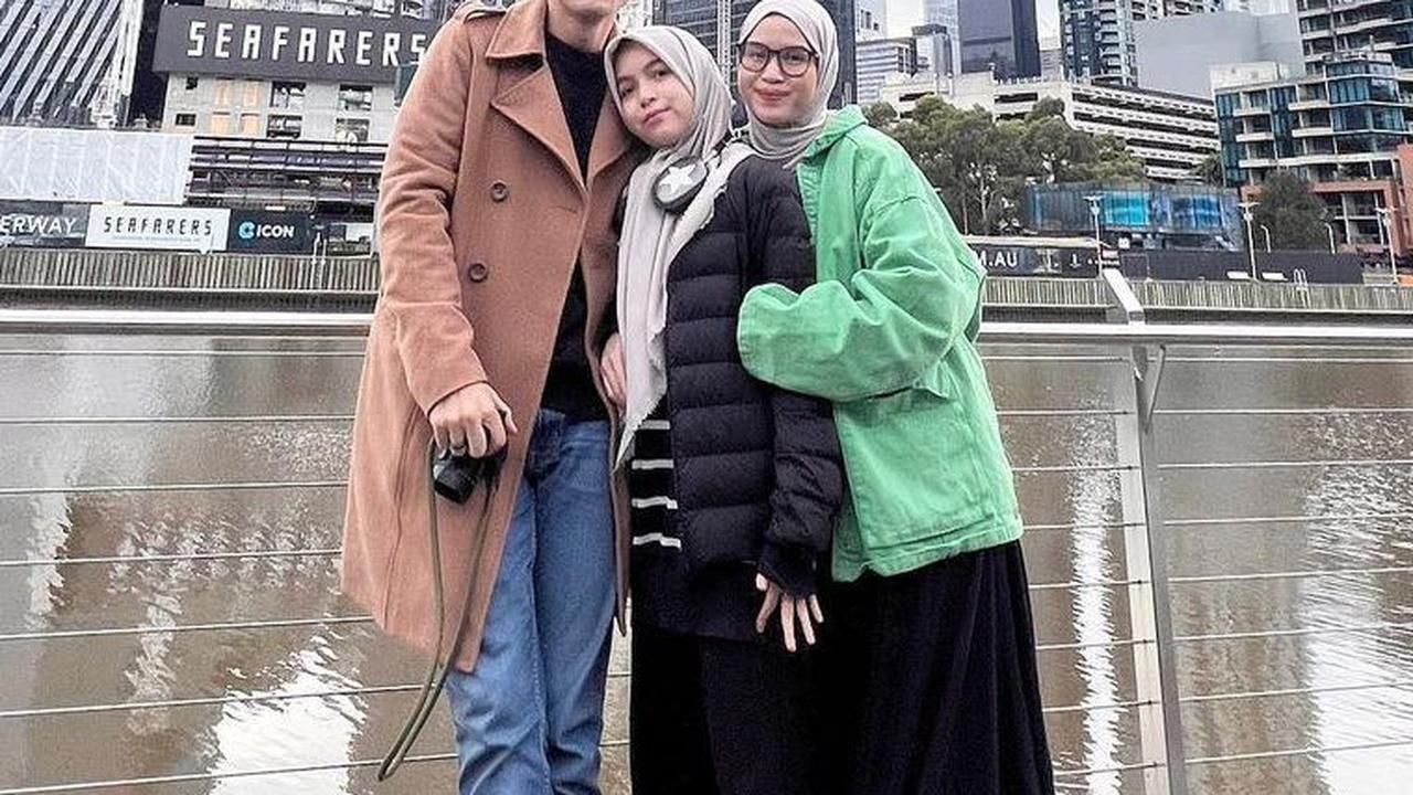 Saat ini, Ben Kasyafani bersama istri dan anaknya, Sienna tengah berlibur ke Autralia. Mereka tampak membagikan momen kebersamaannya.