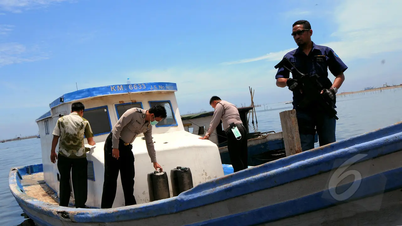 BNN Bakar Kapal Pengangkut 862 Kg Sabu di Pantai Dadap