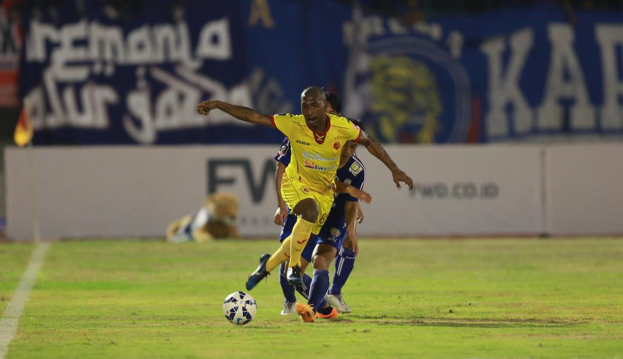 Pemain Sriwijaya FC Patrich Wanggai menggiring bola dibayangi para pemain Arema  pada laga semifinal Piala Presiden di Stadion Manahan, Solo, Minggu (11/10/2015). Sriwijaya menang 2-1. (Bola.com/Nicklas Hanoatubun).