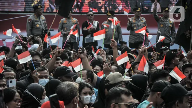 Suasana Kirab Bendera Merah Putih Raksasa