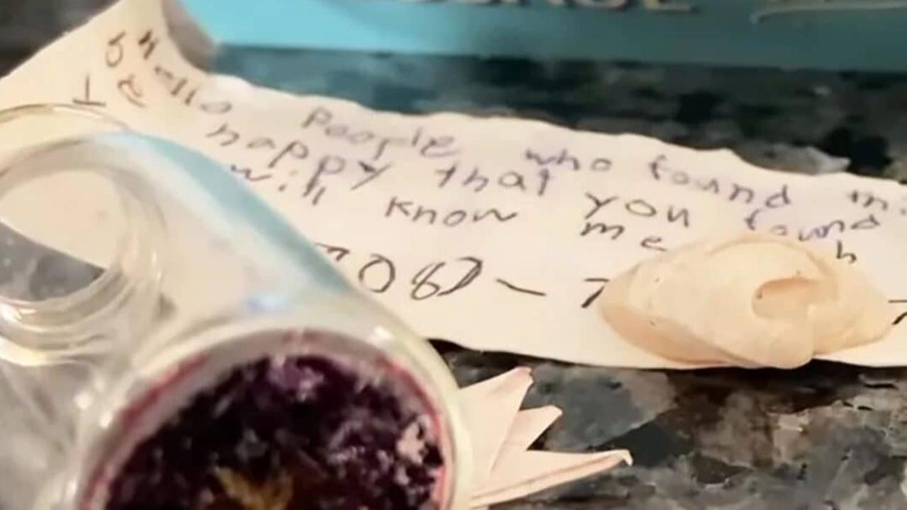 Seorang Bocah Temukan Botol Berisi Nomor Telepon di Pantai yang Dibuang 7 Tahun Lalu dan Menghubunginya, Ini yang Kemudian Terjadi